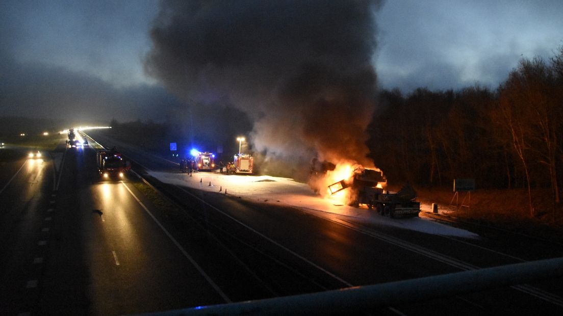 Een zogeheten telescoopkraan staat in brand