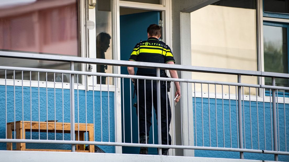 Een politieagent gaat het bewuste appartement binnen