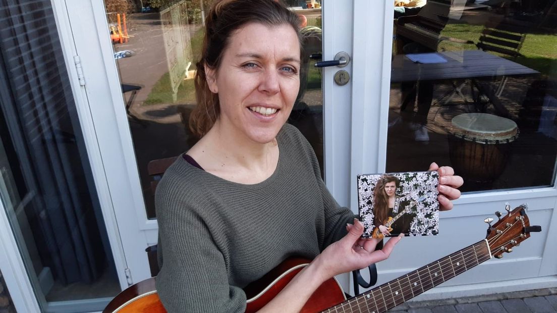 Muziektherapeute Ariska Groen uit Dedemsvaart nam een cd op samen met een aantal van haar cliënten.