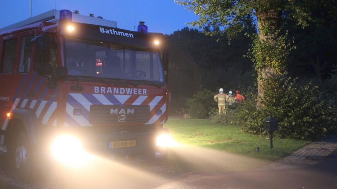 Beschadigde boom valt om in Lettele