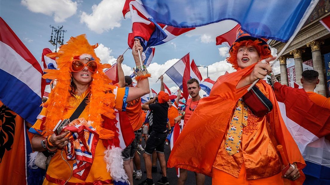 Oranje supporters in Boedapest