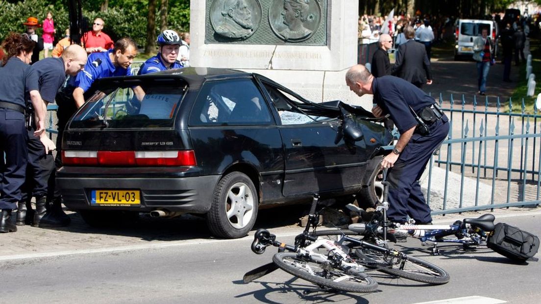 Renaldo Ishaak (derde van links) bij de auto van Karst T.