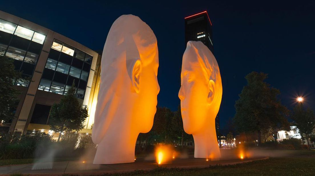 De Love-fontein fan Jaume Plensa by it stasjon