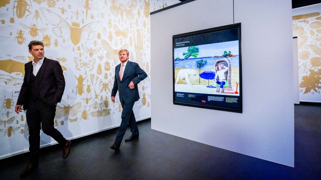 Museumdirecteur Edwin van Huis leidt koning Willem-Alexander rond in Naturalis