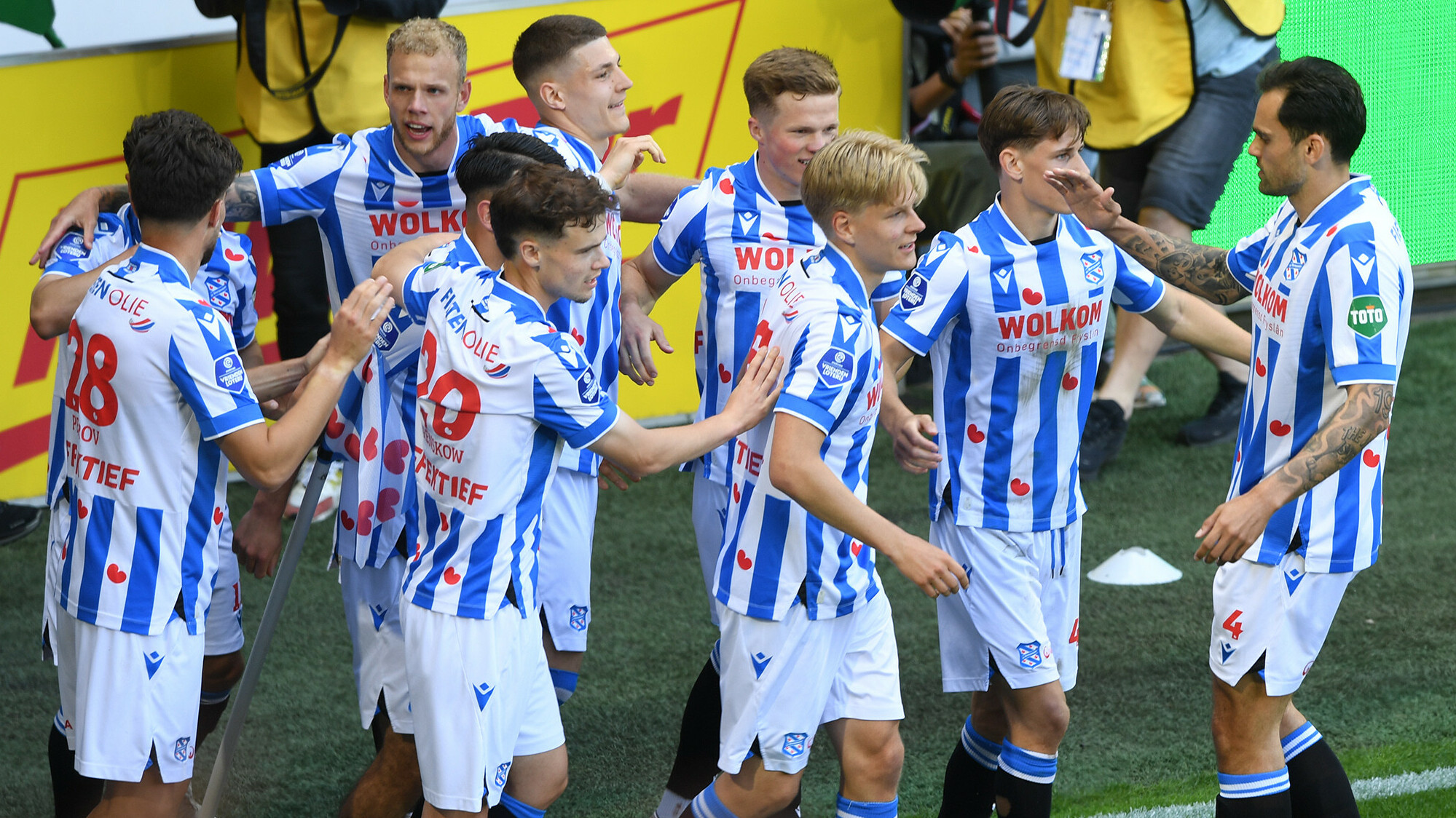 Heerenveen viert een doelpunt