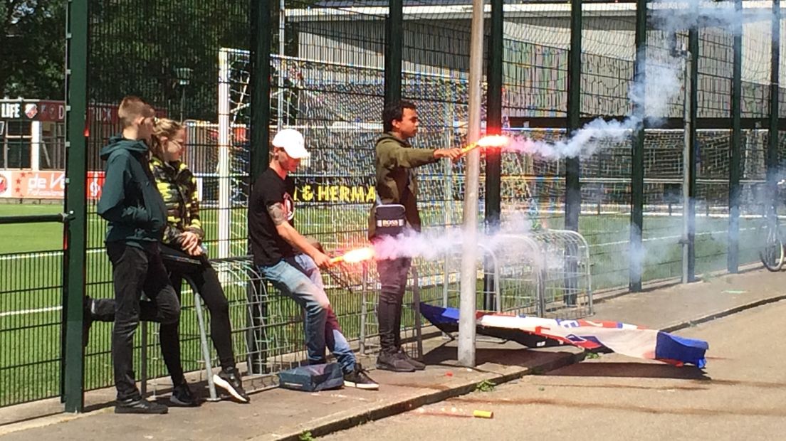 Supporters staken vuurwerk af bij de eerste training
