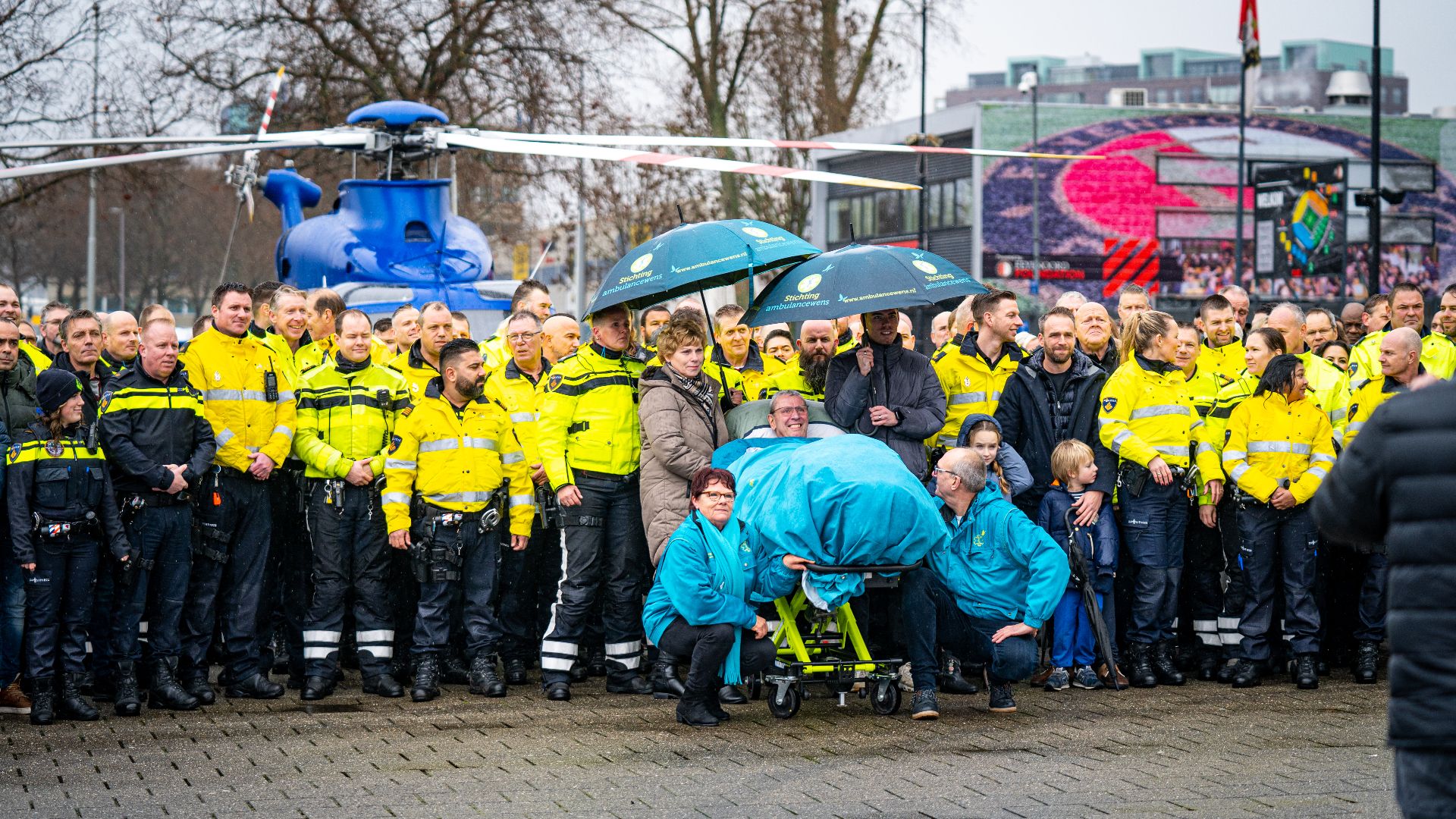 Indrukwekkende erehaag en politiehelikopter bij De Kuip voor terminaal zieke agent