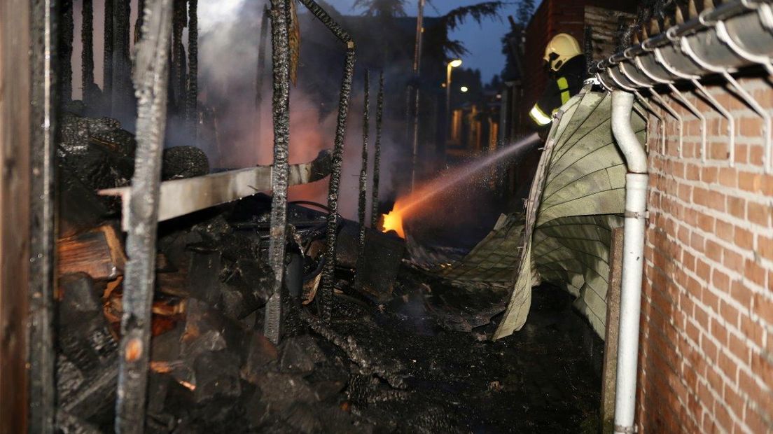 Een grote brand zaterdagnacht in de achtertuinen van meerdere woningen in Geldermalsen verwoestte tenminste vier schuurtjes. Omwonenden moesten uit voorzorg hun woningen verlaten.