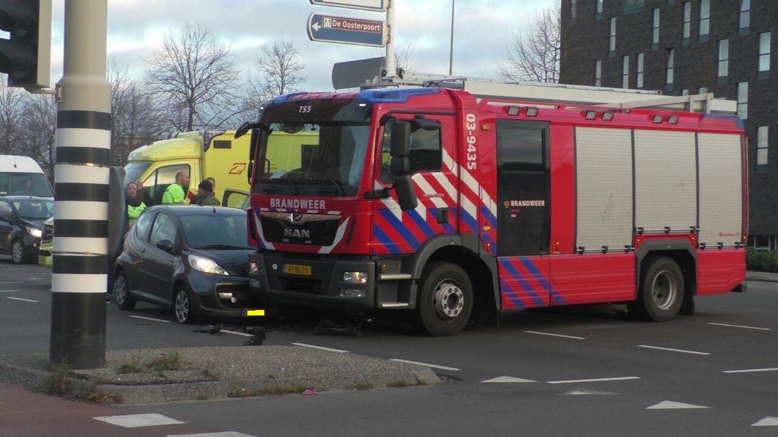 De brandweerwagen had sirenes en zwaailichten aan toen de wagen werd geraakt (Rechten: Van Oost Media)