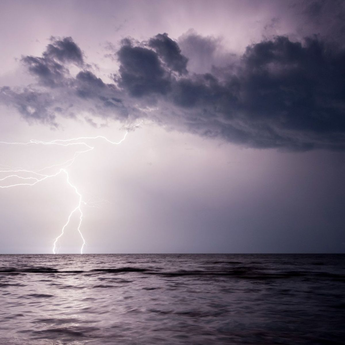 Enorme knal bij Scheveningen door gevaarlijkste bliksem ter wereld - Omroep  West