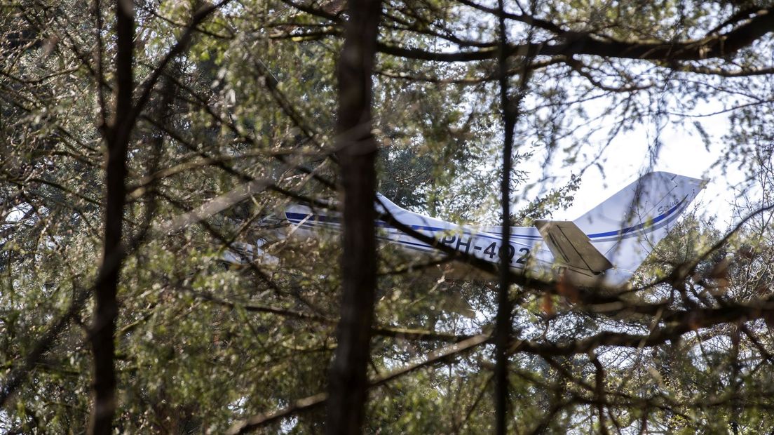 Het vliegtuigje bleef op 10 meter hoogte in een boom hangen.