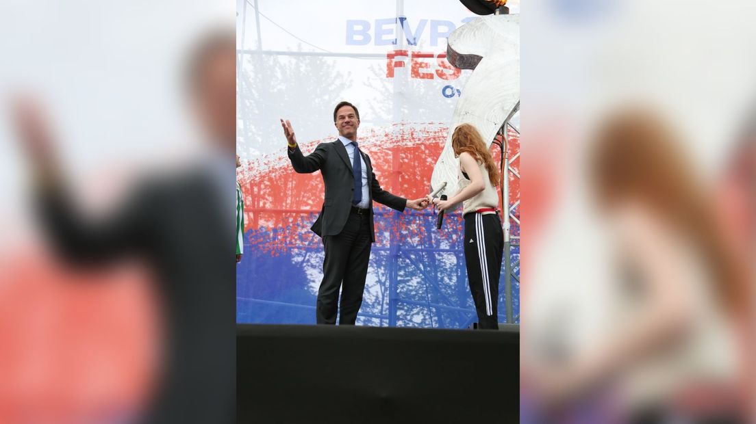 Prenier Mark Rutte ontsteekt het bevrijdingsvuur in Zwolle.