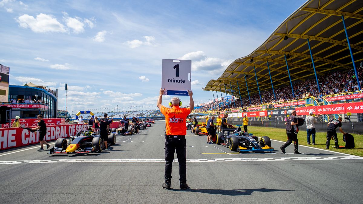 Brullende motoren en spektakel tijdens Racing Day in Assen