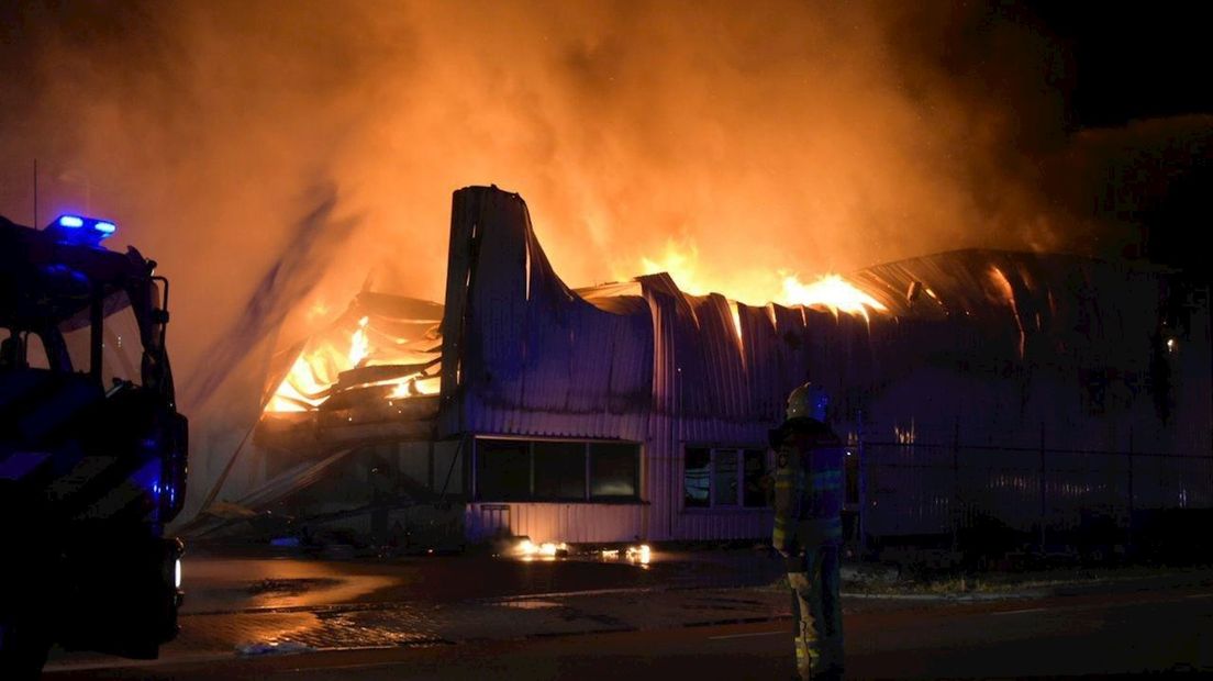 Zeer grote brand bij papierrecyclingbedrijf in Staphorst