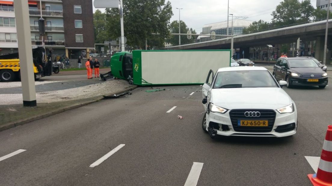 Op het Roermondsplein in het centrum van Arnhem is woensdagochtend een vrachtwagen geschaard na een aanrijding.