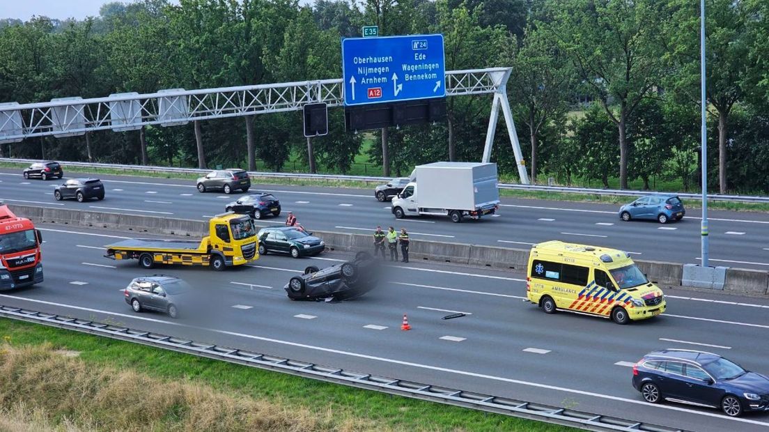 Er ligt een auto op zijn kop.