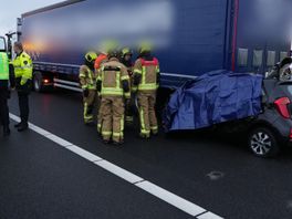 Dode bij ongeluk tussen auto en vrachtwagen, snelweg tot 13:00 uur dicht