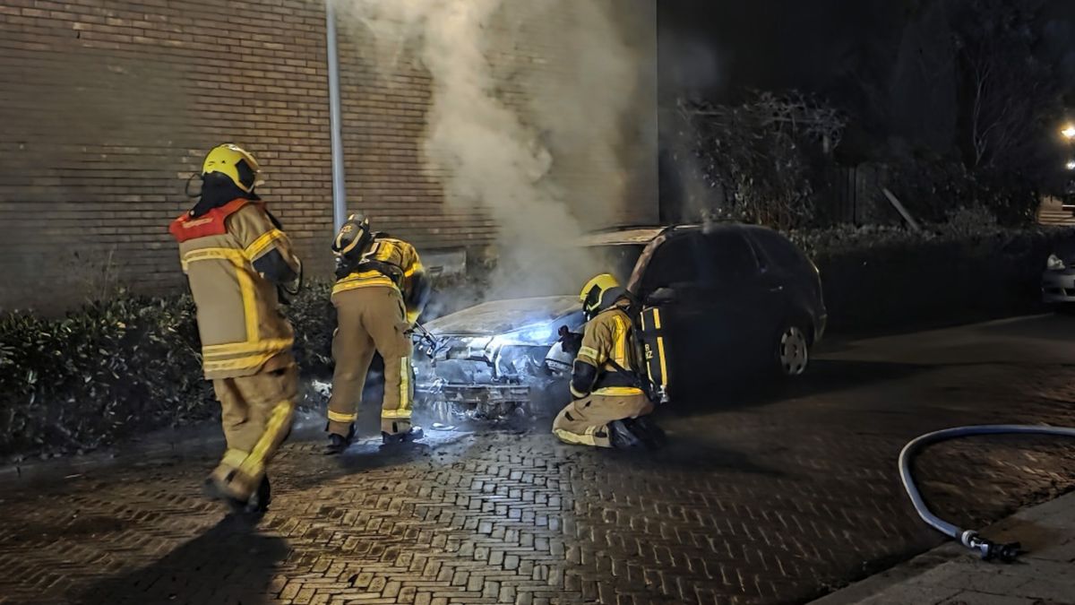 Omwonenden ontdekken brandende auto in Zwijndrecht