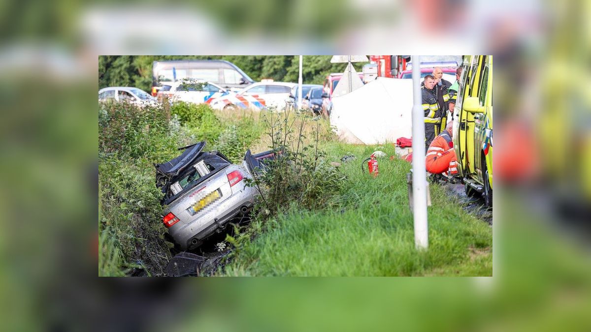 Auto in sloot bij Surhuizum, bestuurder ernstig gewond
