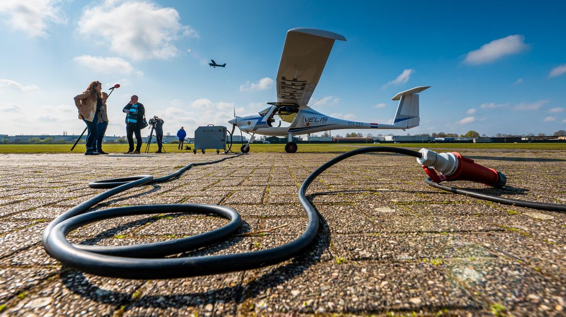 Een elektrisch vliegtuig wordt in Hoogeveen aan de stekker gelegd zodat het kan doorvliegen naar Eelde