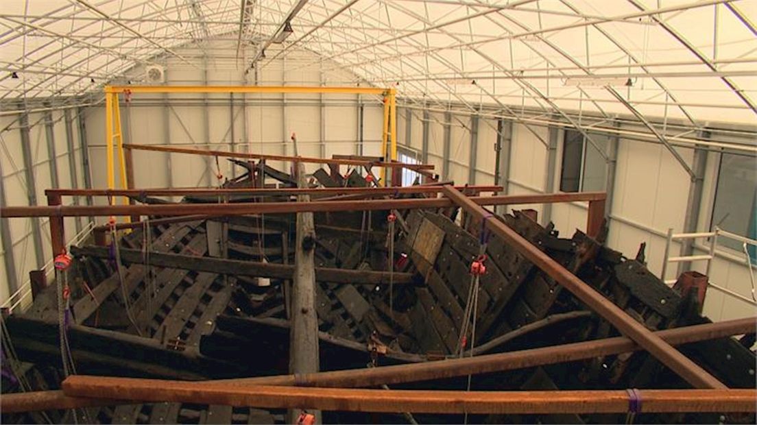 De IJsselkogge in een loods in Lelystad