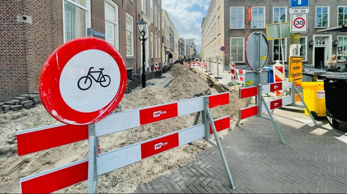 'Nog even doorbijten': Haagse automobilisten en fietsers banen zich een weg door alle afzettingen