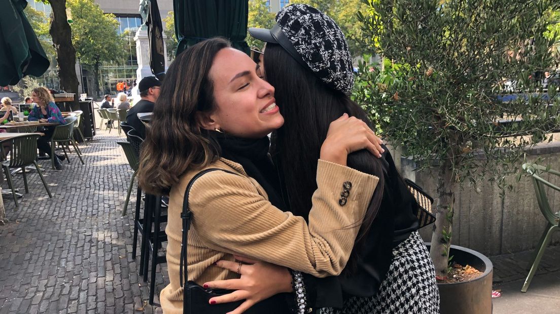 Twee vrouwen begroeten elkaar met een knuffel