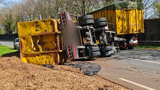 Aanhanger met houtsnippers kantelt, N18 volledig dicht