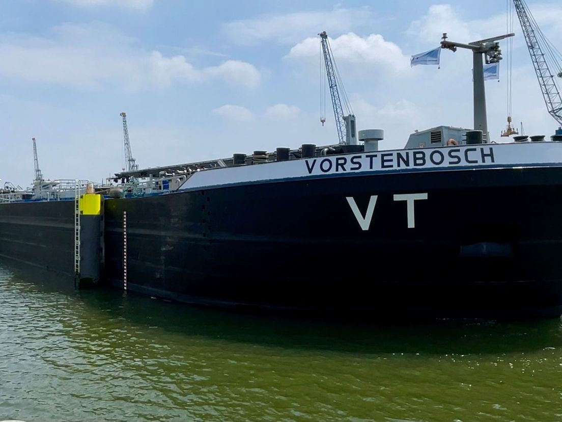 Bijna 150 meter lang en 23 meter breed is de Vorstenbosch de grootste binnenvaarttanker ter wereld.