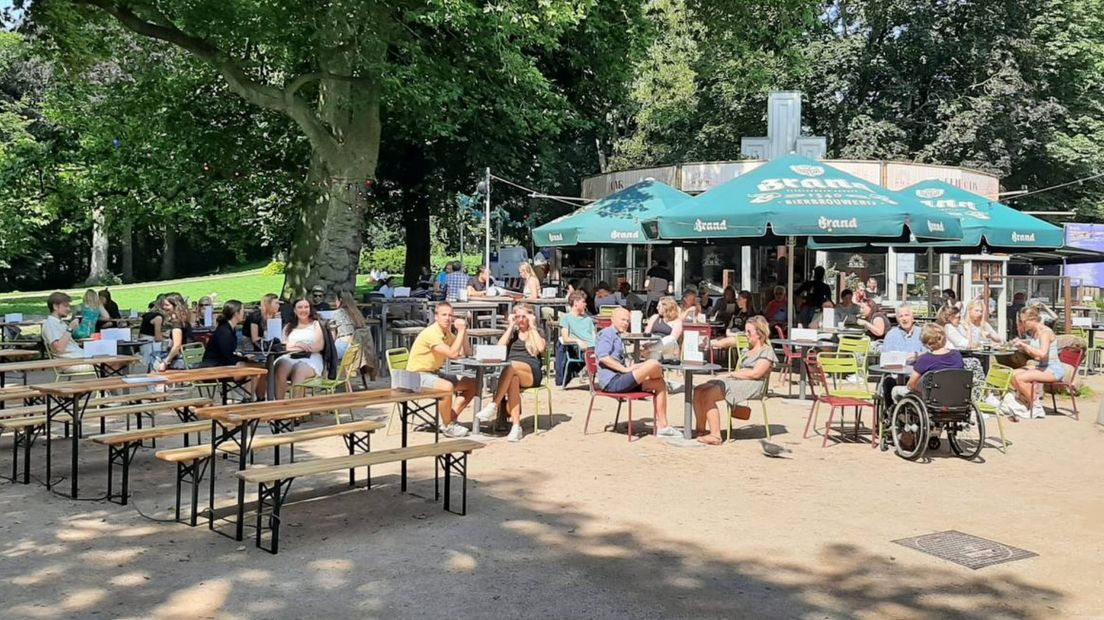 Mensen genieten op een terras bij Noorderzon