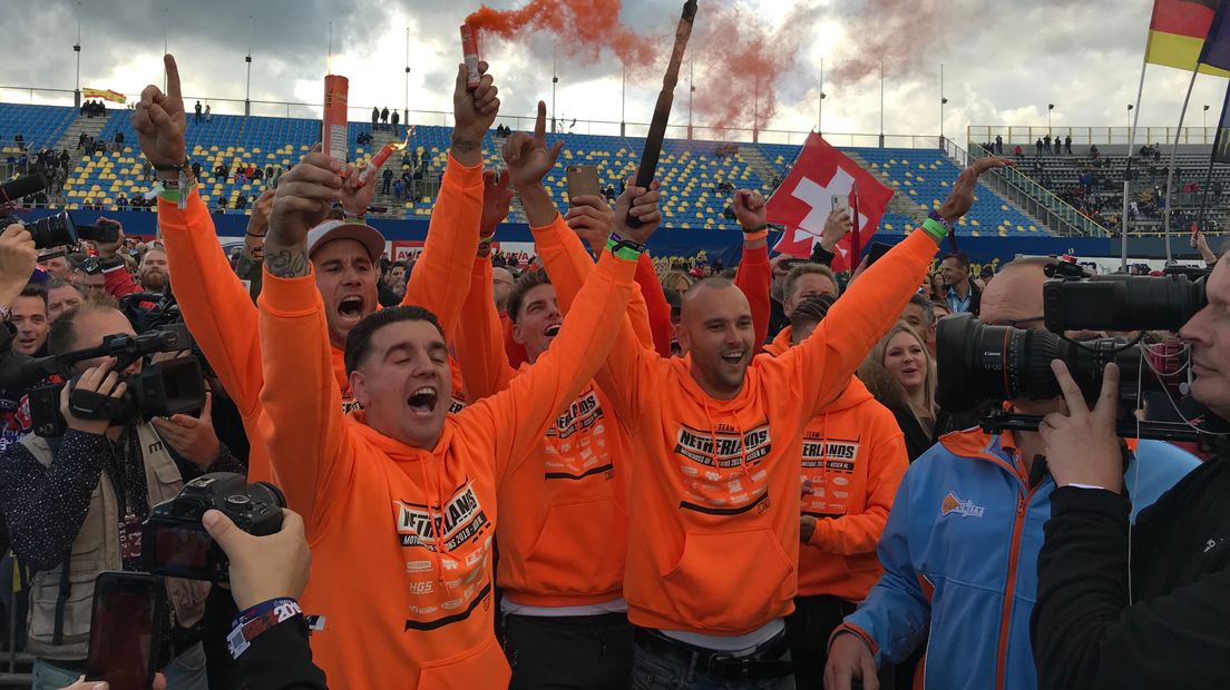 Nederlandse fans verwelkomen TeamNL (Rechten: RTV Drenthe/Karin Mulder)