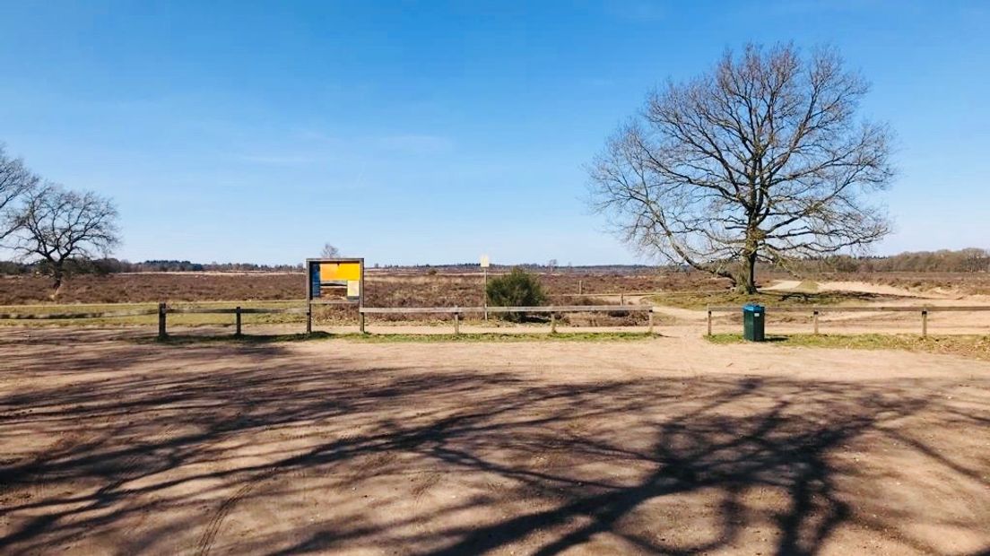 Het is minder druk in natuurgebieden in Gelderland dan vorig weekend. Dat zeggen Natuurmonumenten en Staatsbosbeheer. Tot nu toe houden mensen zich goed aan de oproep om niet massaal naar de natuurgebieden te komen, ondanks het mooie weer.