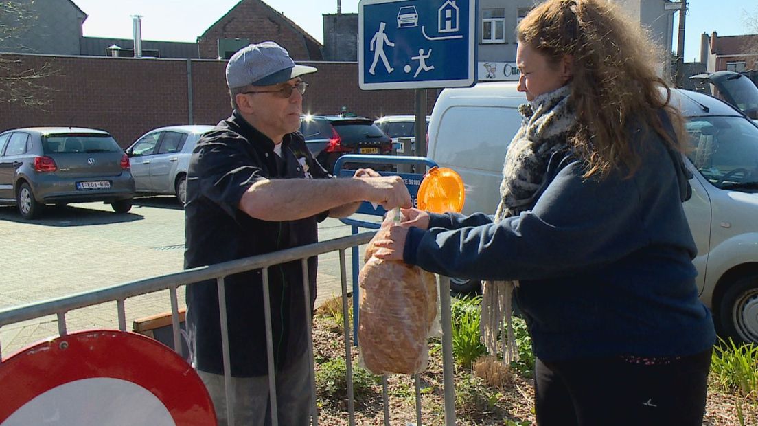 Bakker Frans Otto uit Koewacht levert broden af bij de grensblokkade in het dorp