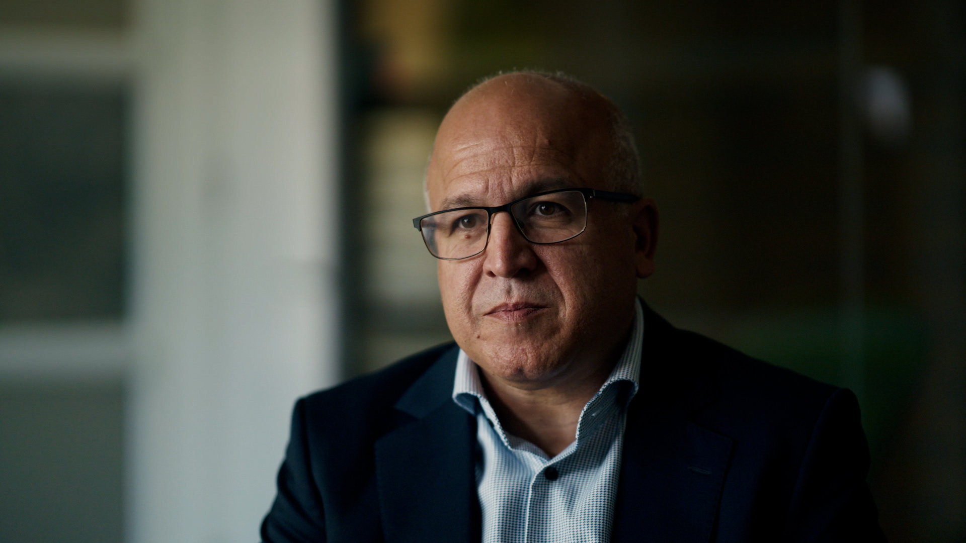 De schrik zat er bij bestuursvoorzitter van Woonstad, Mohamed el Achkar, goed in na explosies bij het hoofdkantoor