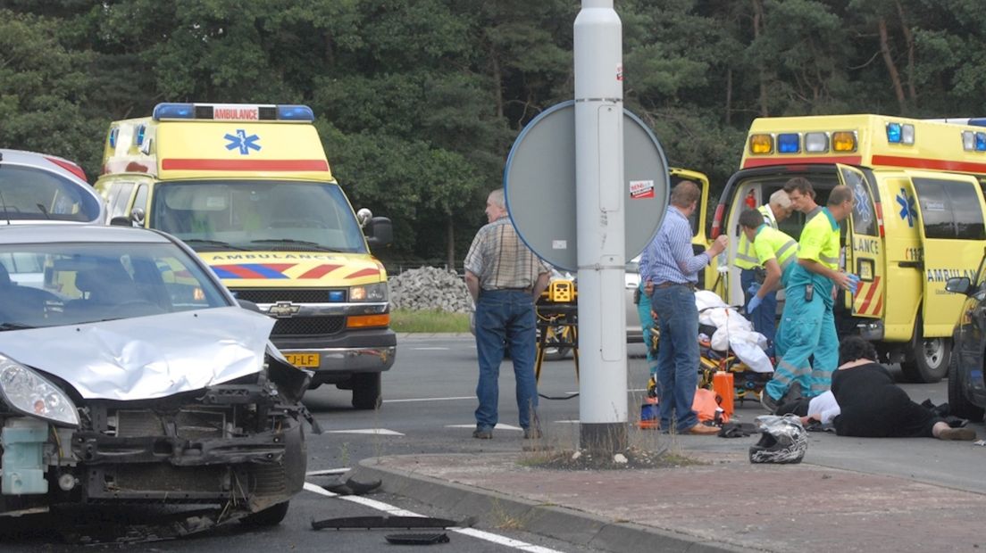 Motorrijder en duopassagiere gewond bij aanrijding