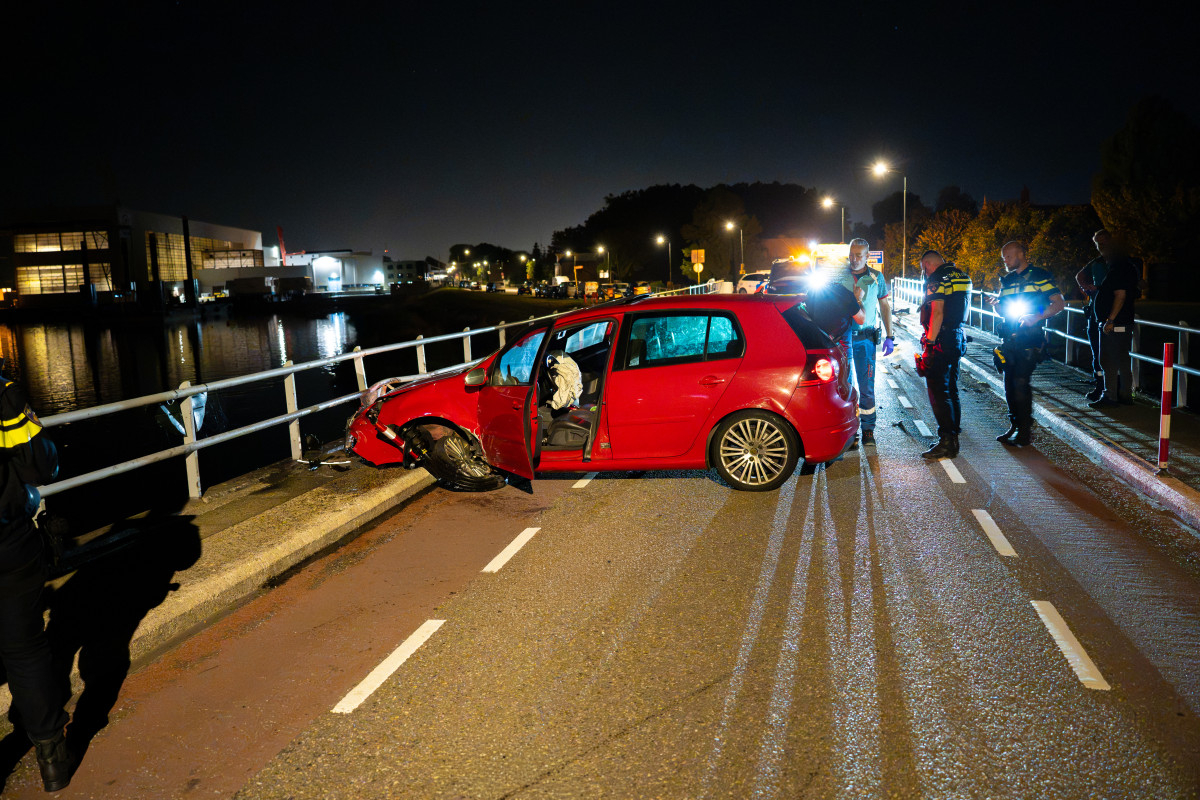 De politie trof bij de auto twee mannen aan die onder invloed waren van alcohol.