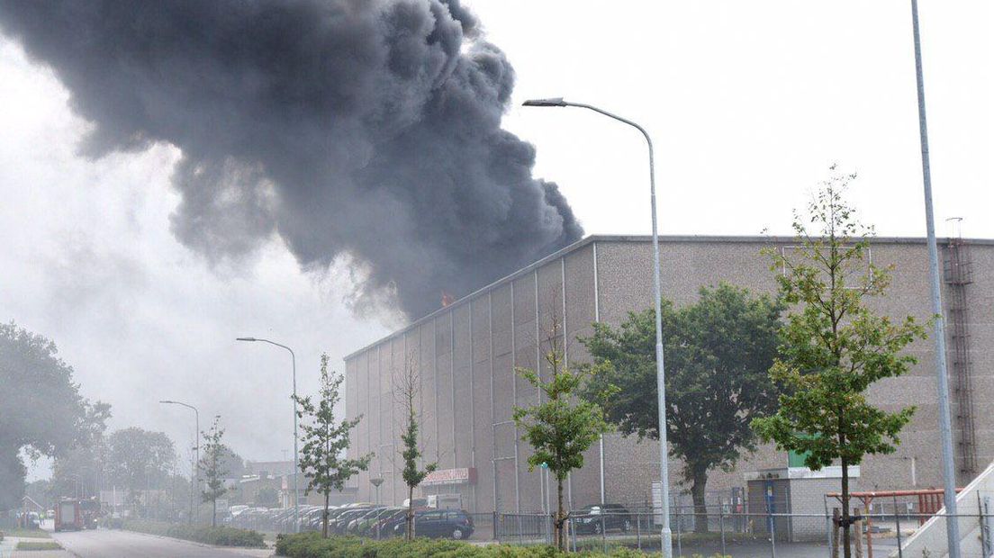 De brand bij het bedrijf in Veenoord (Rechten: De Vries Media)