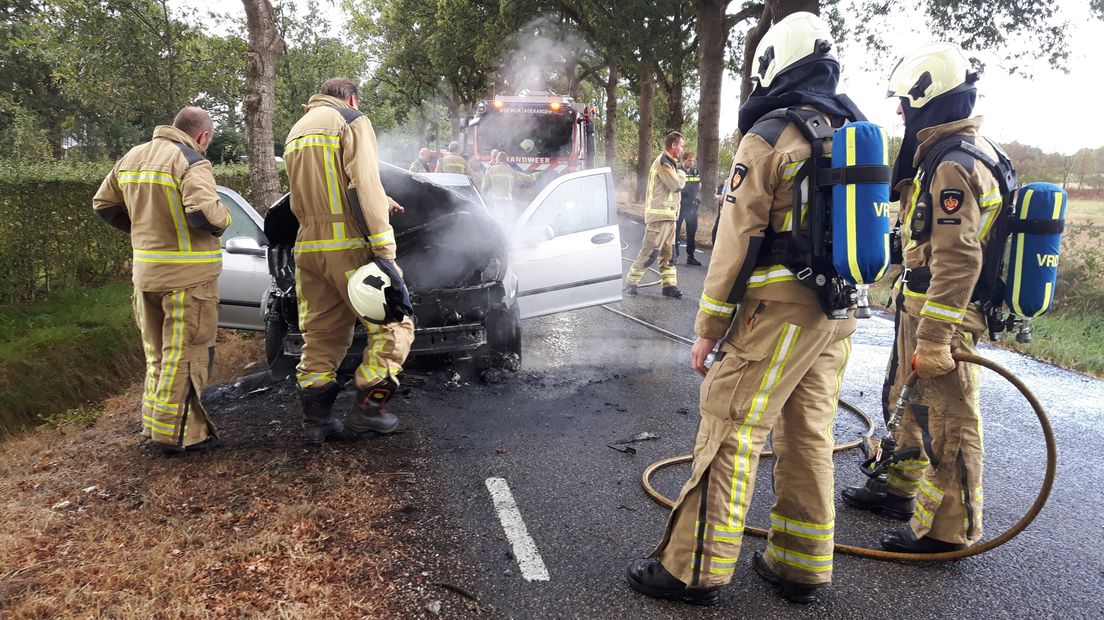 In Koekange vloog een auto in de brand (Rechten: Persbureau Meter)