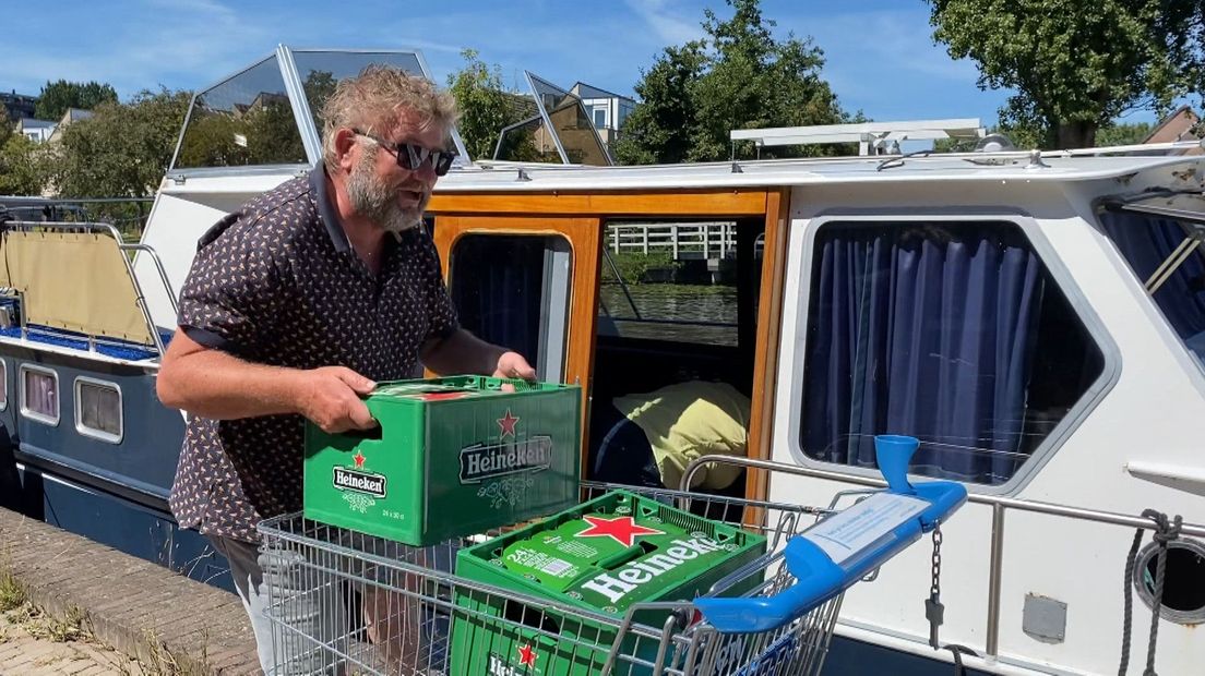 René Commandeur laadt het winkelkarretje zo uit via de kade van de haven van Leidschendam