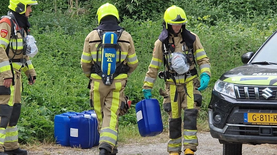 Zeven blauwe vaten werden in de struiken in Heerlen gevonden.