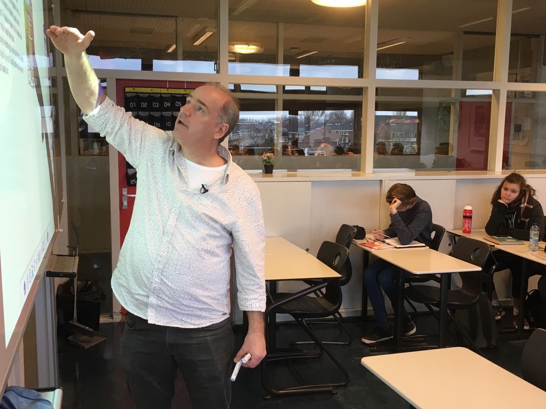 Marcel voor de klas op het Montessori Lyceum Rotterdam