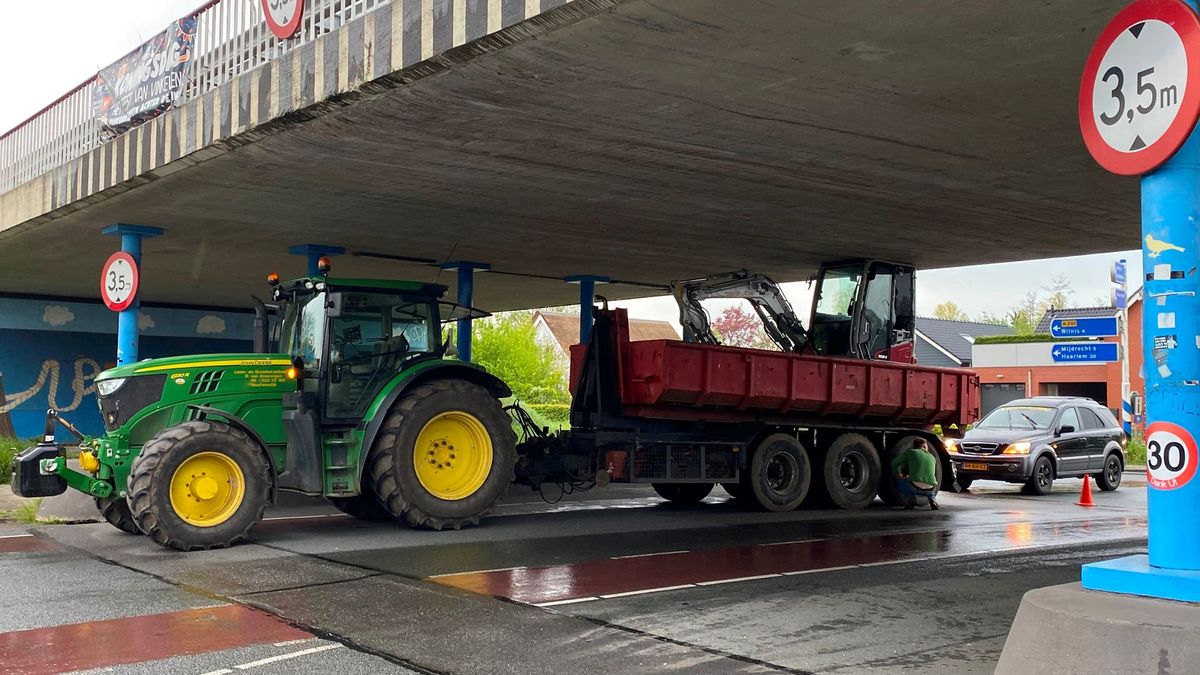 Voor de zoveelste keer: voertuig rijdt zich vast onder viaduct in Vinkeveen