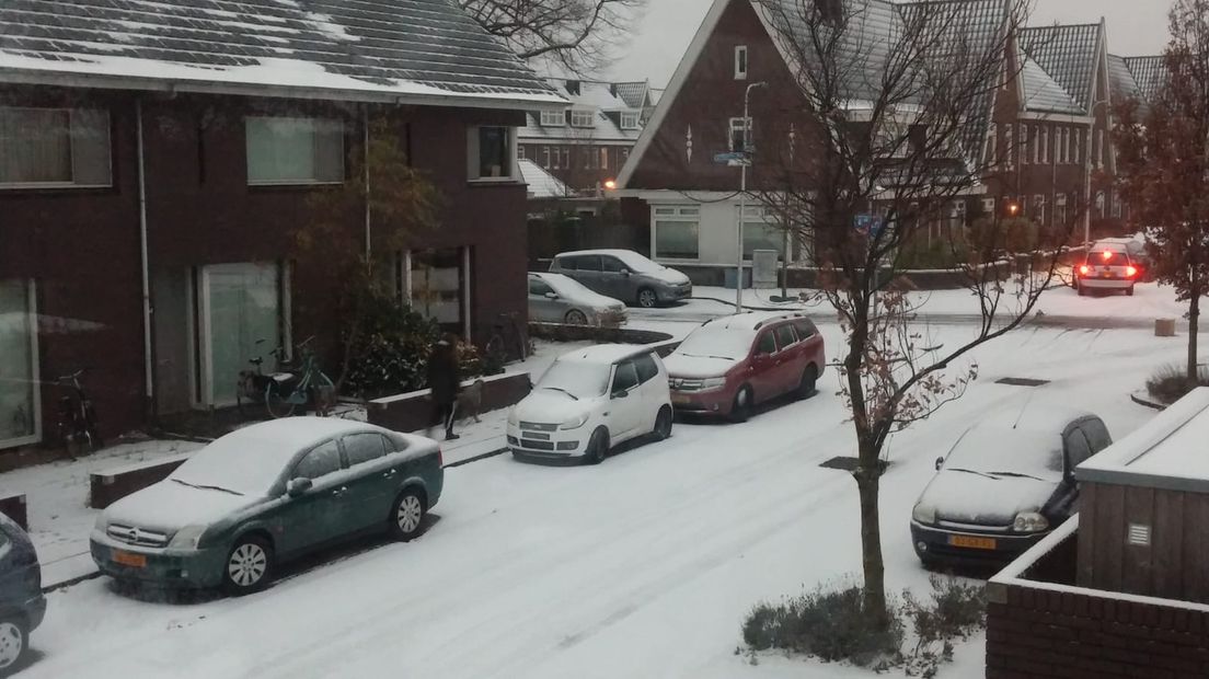 Het heeft afgelopen nacht gesneeuwd in de hele provincie. Wie vanochtend niet te lang uitsliep, kon zien dat er in vrijwel heel Gelderland voor het eerst deze winter een paar centimeter sneeuw is gevallen. De sneeuw is inmiddels hard aan het dooien.