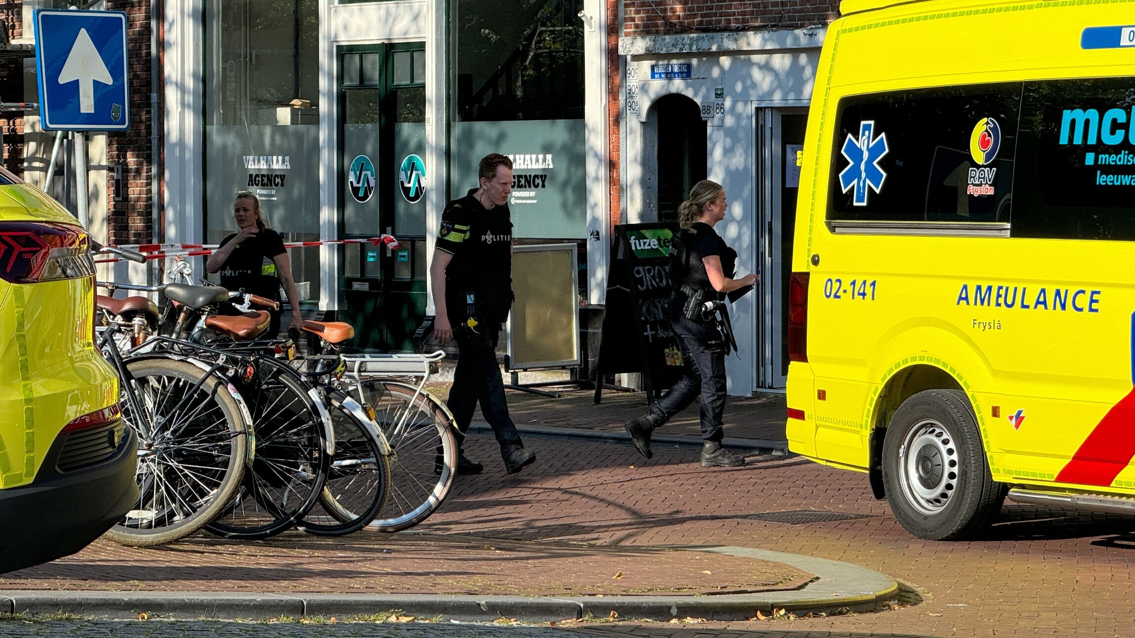 Plysjes mei swiere kûgelkearende festen yn Ljouwert