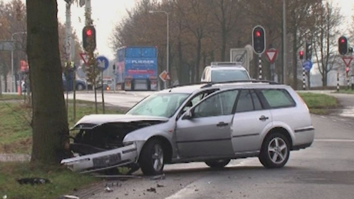 Auto rijdt tegen boom in Collendoorn