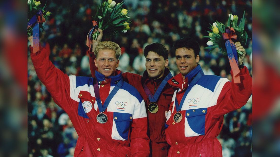 Rintje Ritsma en Falko Zandstra, mei Johan Olav Koss yn 'e midden, op it earepoadium by de Olympyske Spelen fan 1994 yn Hamar