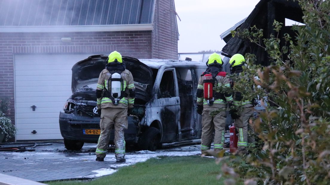 Busje en afdak in brand in Kruiningen