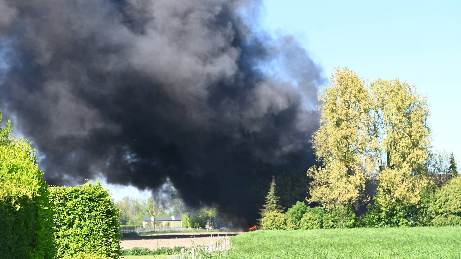 Brand met grote zwarte rookpluim bij woning aan Van Heemstraweg in Beuningen — image 1
