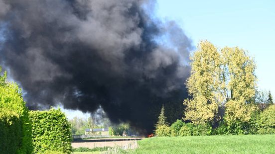 Brand met grote zwarte rookpluim bij woning
