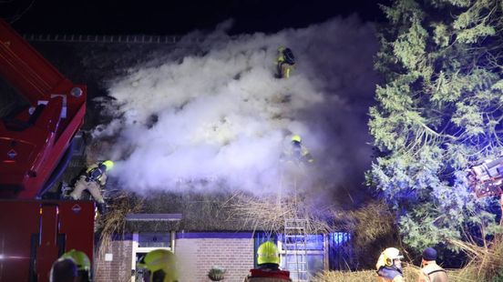 Grote brand bij woning met rieten dak in Emst